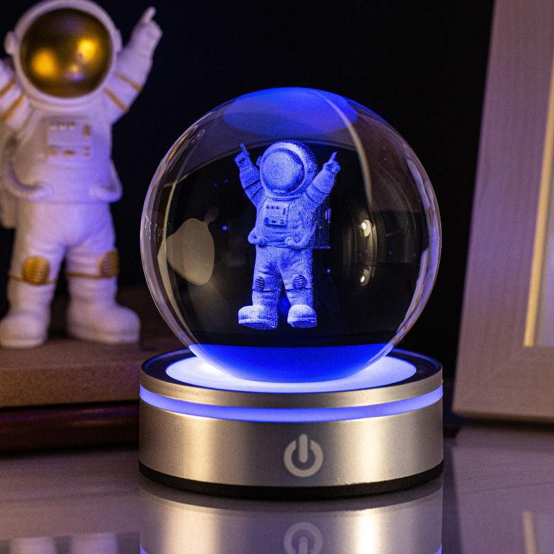 Lightgrace Crystal Ball Lamp 2 - Astronaut